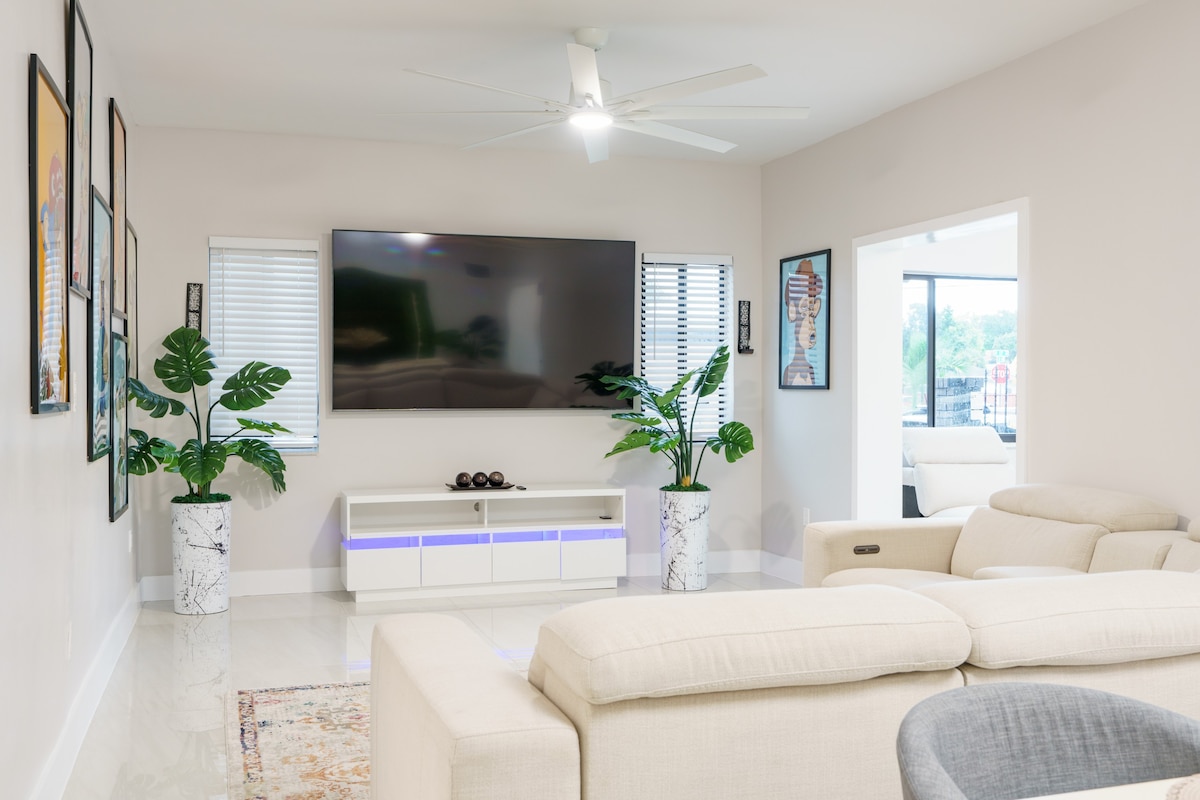 New! Miami & Calle Ocho Home with Full Arcade!