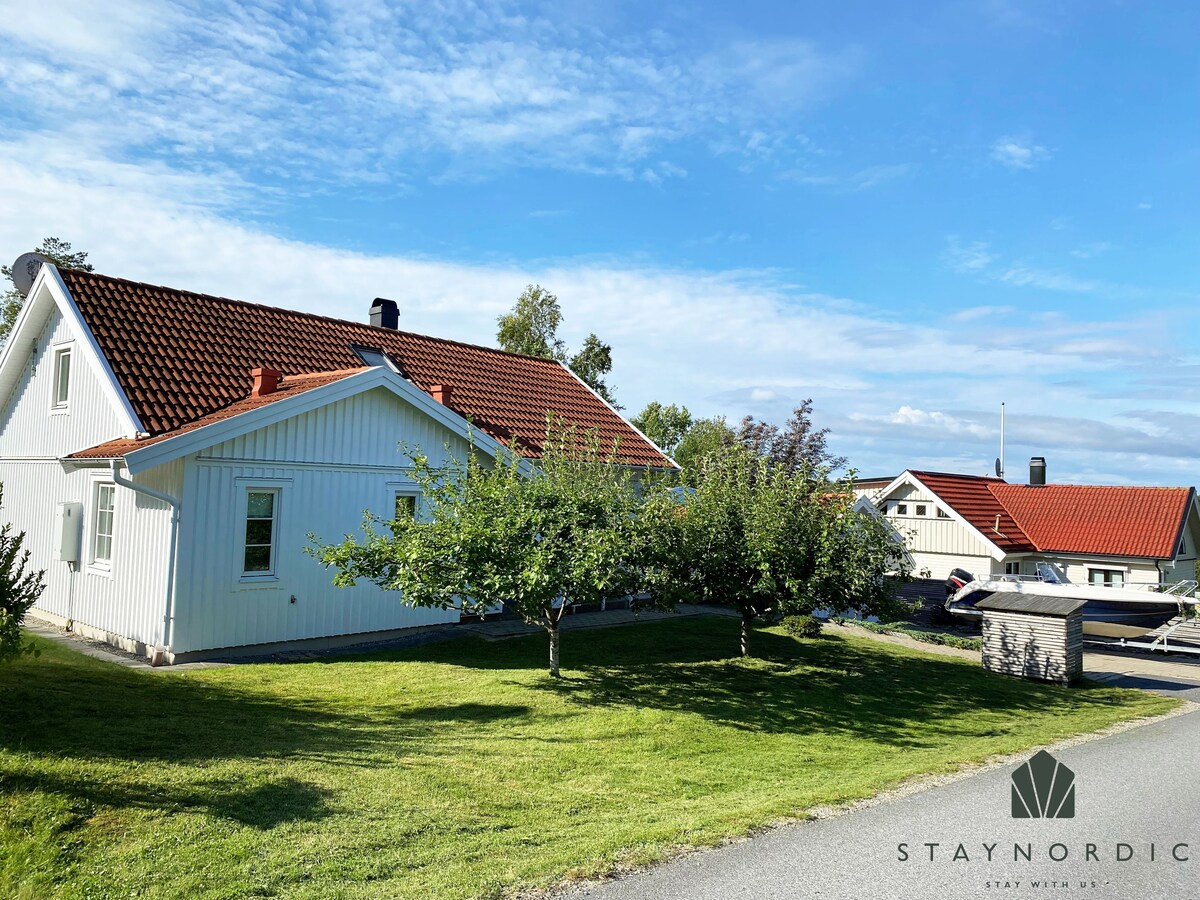 Modern and cozy cottage near beautiful Fjällbacka