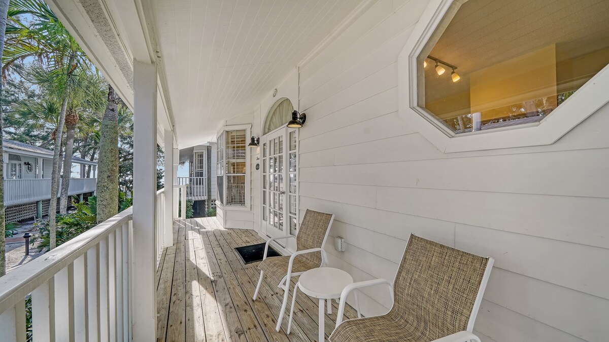 Sunny Retreat: 1BR Cottage on Longboat Key