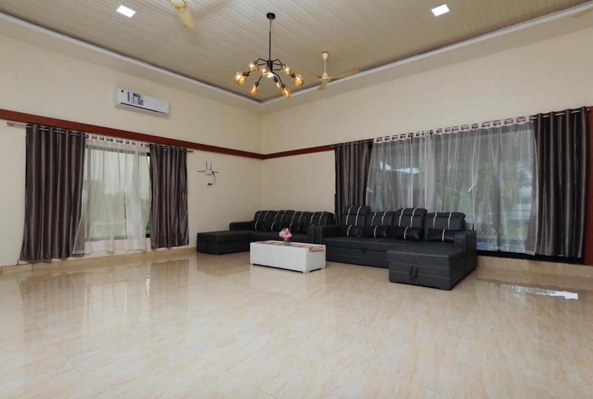 4 Bedroom Villa With Aesthetic Pool Near Mumbai