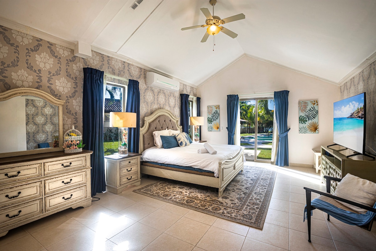 Luxe Lagoon Villa | King Bed | Sleeps 11