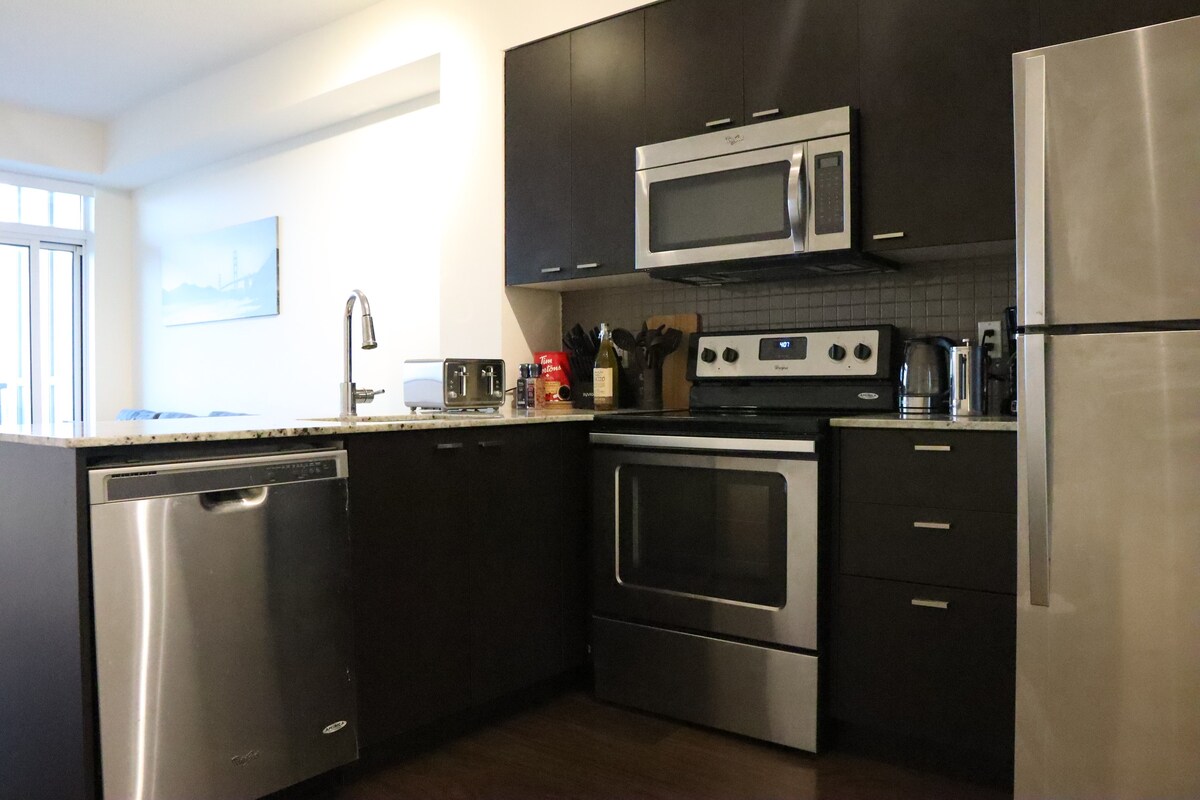 Executive 2BR Condo and Parking in Younge/Sheppard