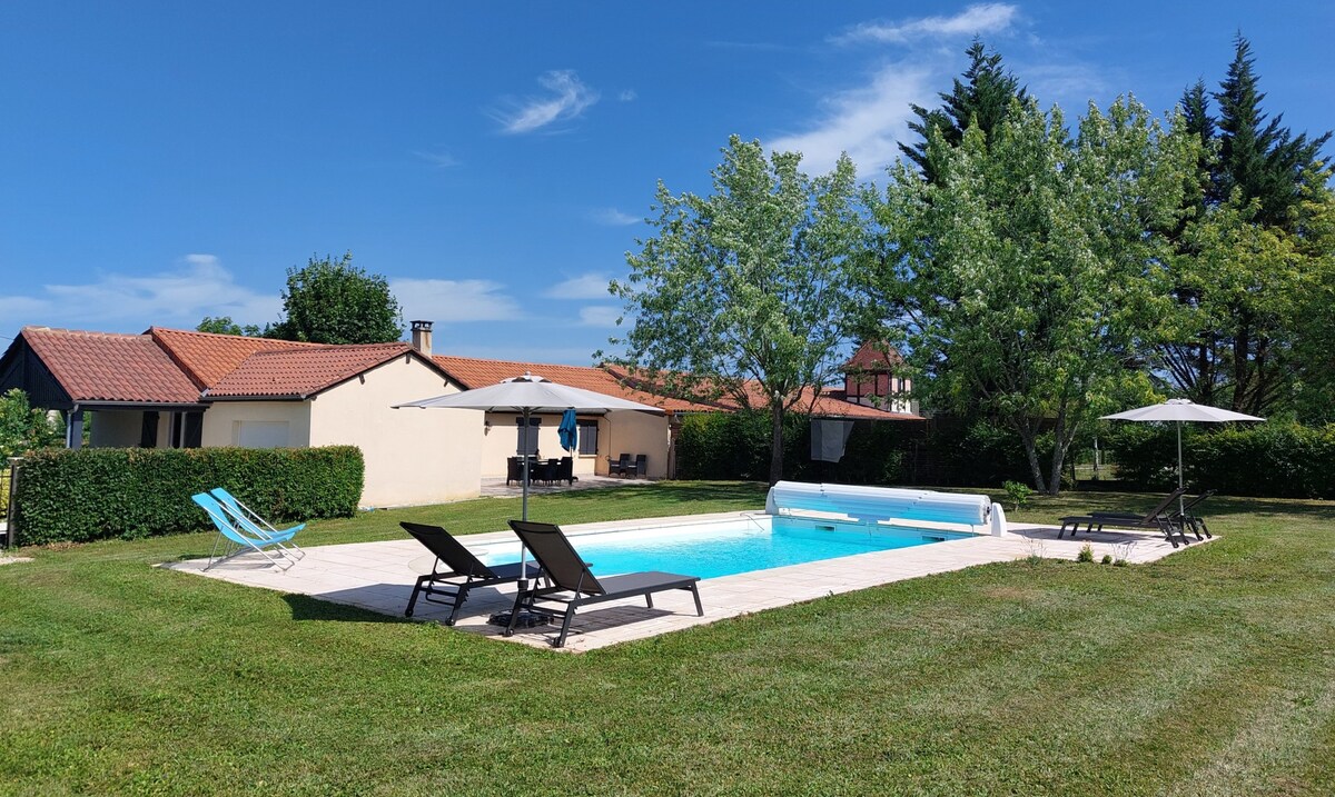 Les charmilles, piscine privée, à côté de Sarlat.