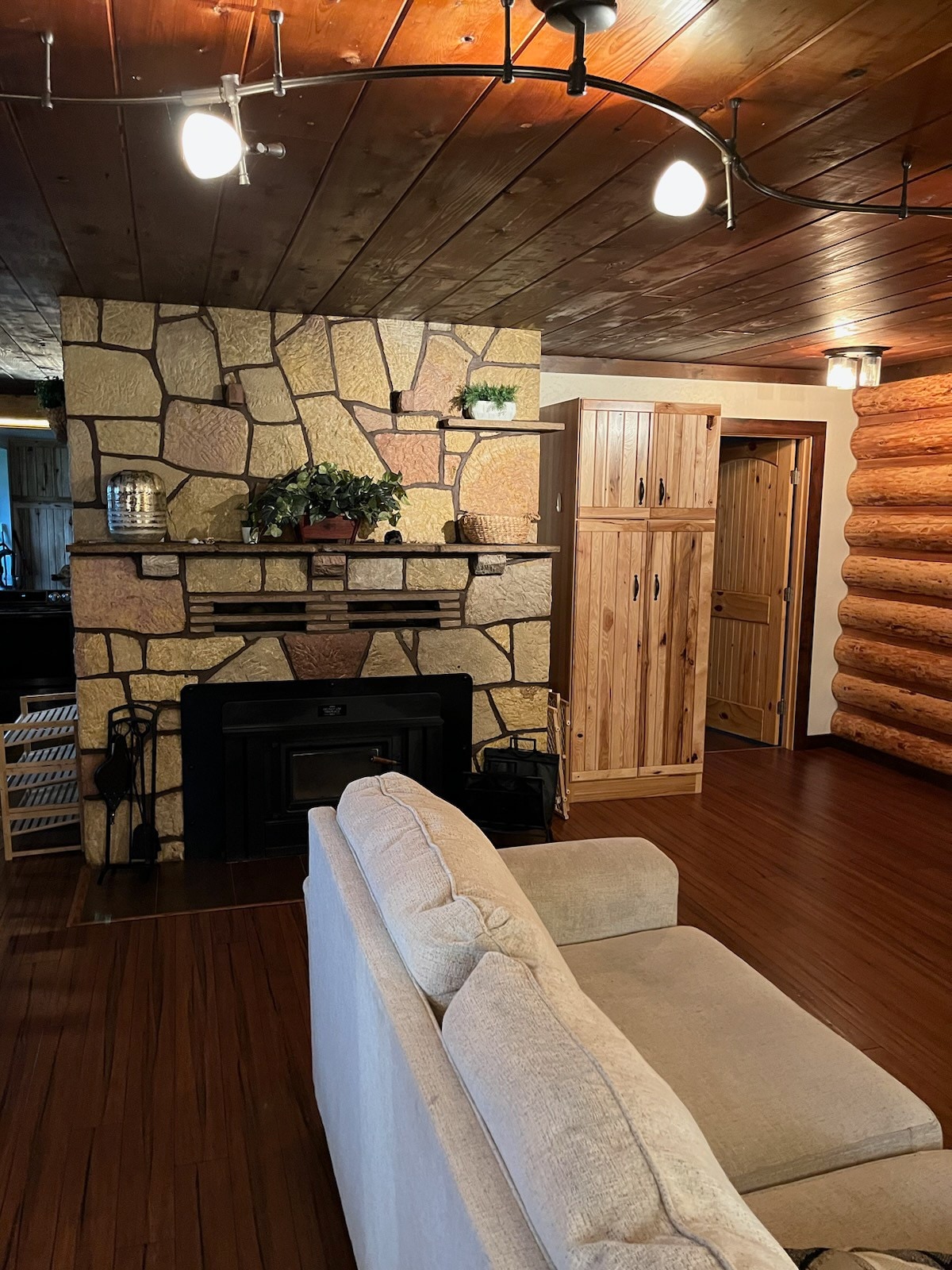 Private Ranch Log Cabin Lakeside Escape