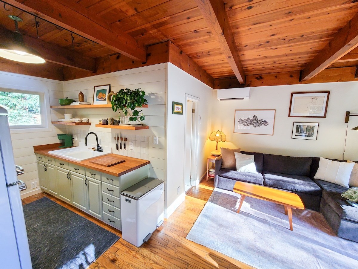Riverfront Cabin in Redwoods