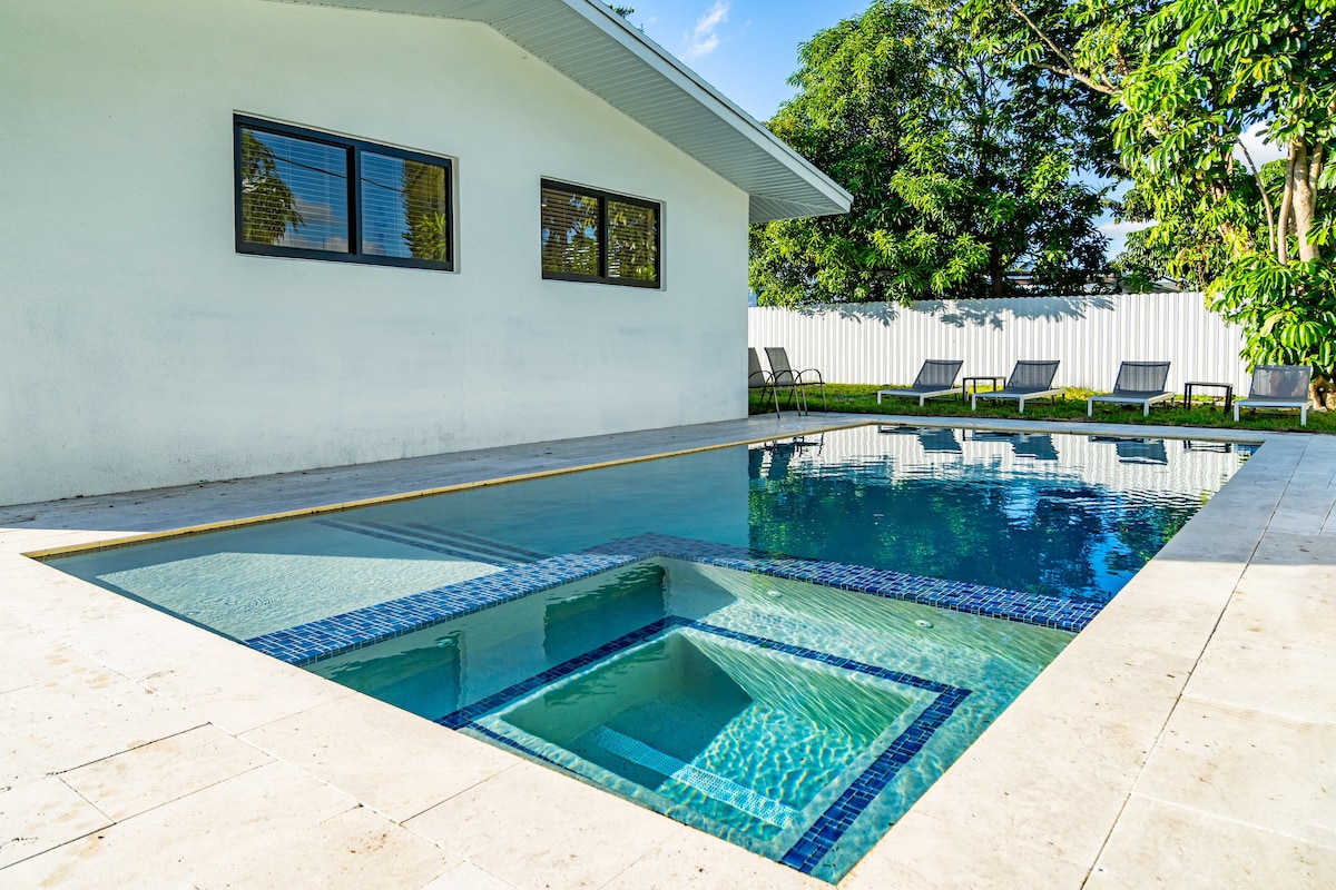 Modern Home, Heated Pool + Hot-Tub, 12min to Ocean