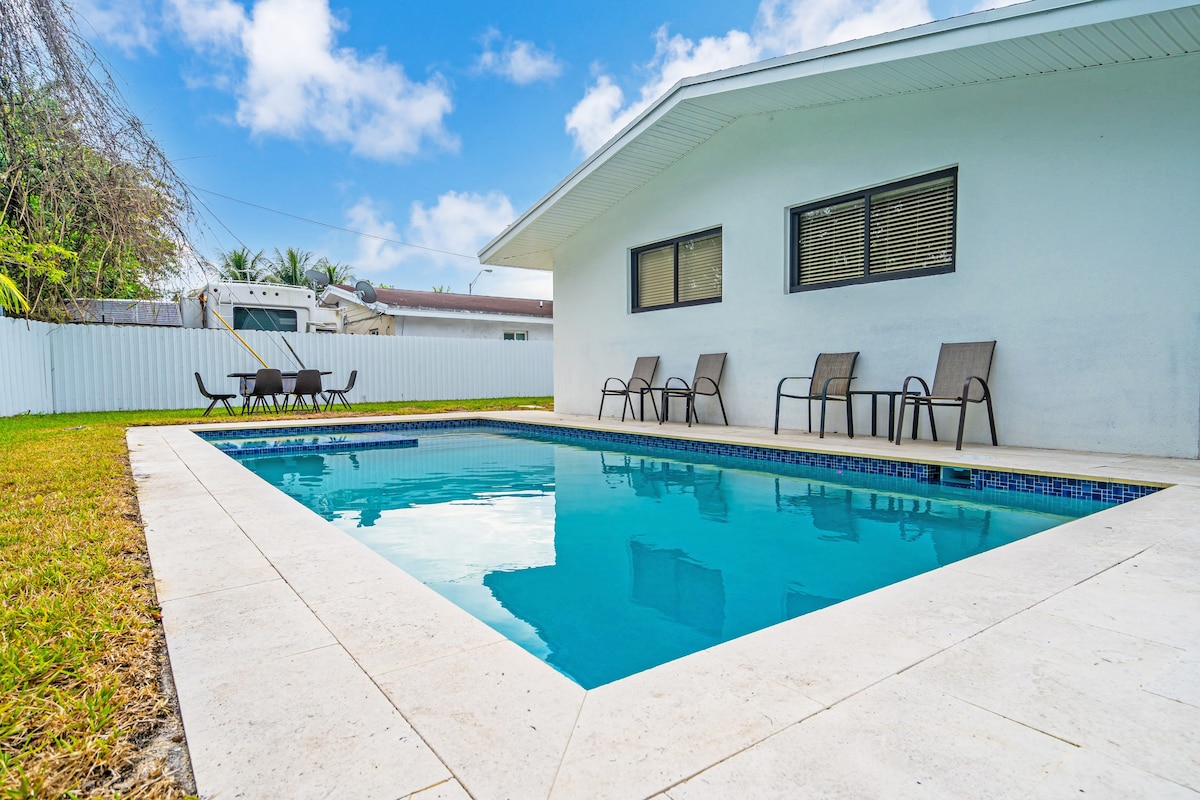 Modern Home, Heated Pool + Hot-Tub, 12min to Ocean