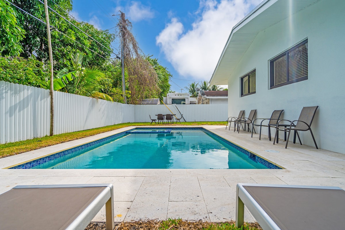 Modern Home, Heated Pool + Hot-Tub, 12min to Ocean