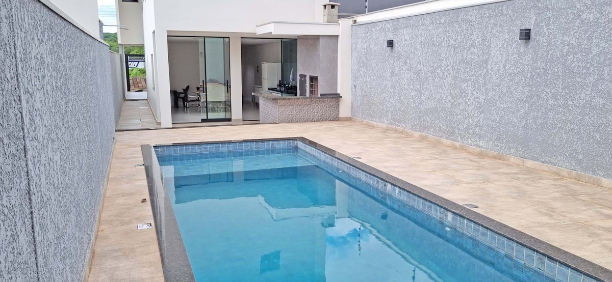 舒适的房子，带游泳池和休闲区。