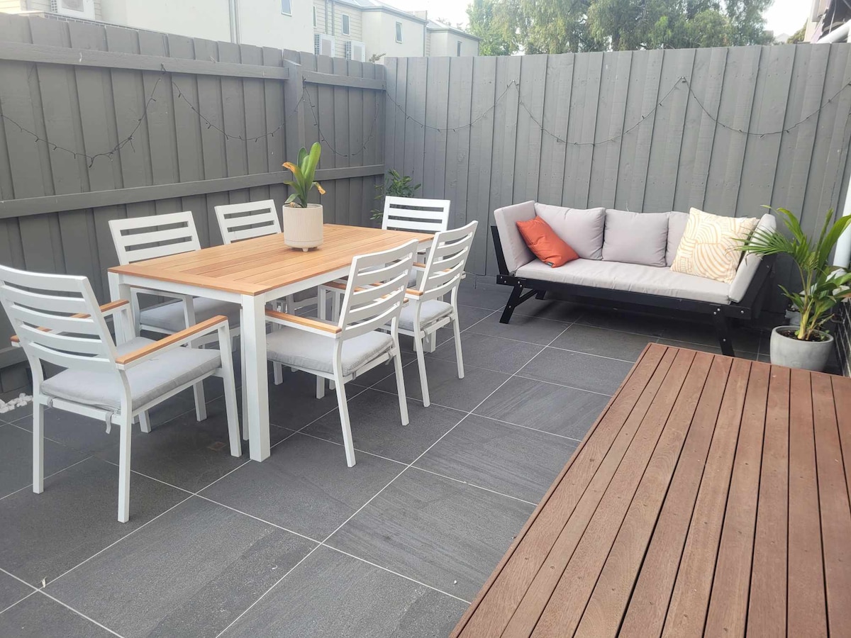 New townhouse close to Yarraville Village!