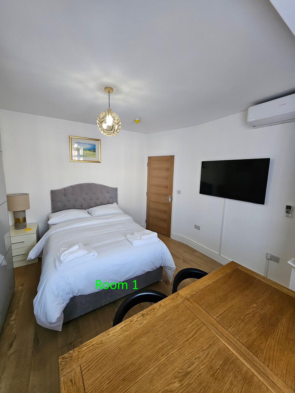4 Bed House-Spacious Modern Comfort Sleep up to 8