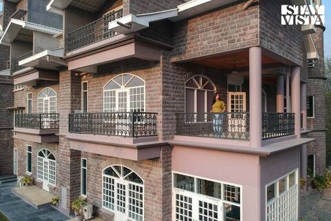 StayVista at The Mansion - 8 BHK w/ Wi-Fi & Lawn