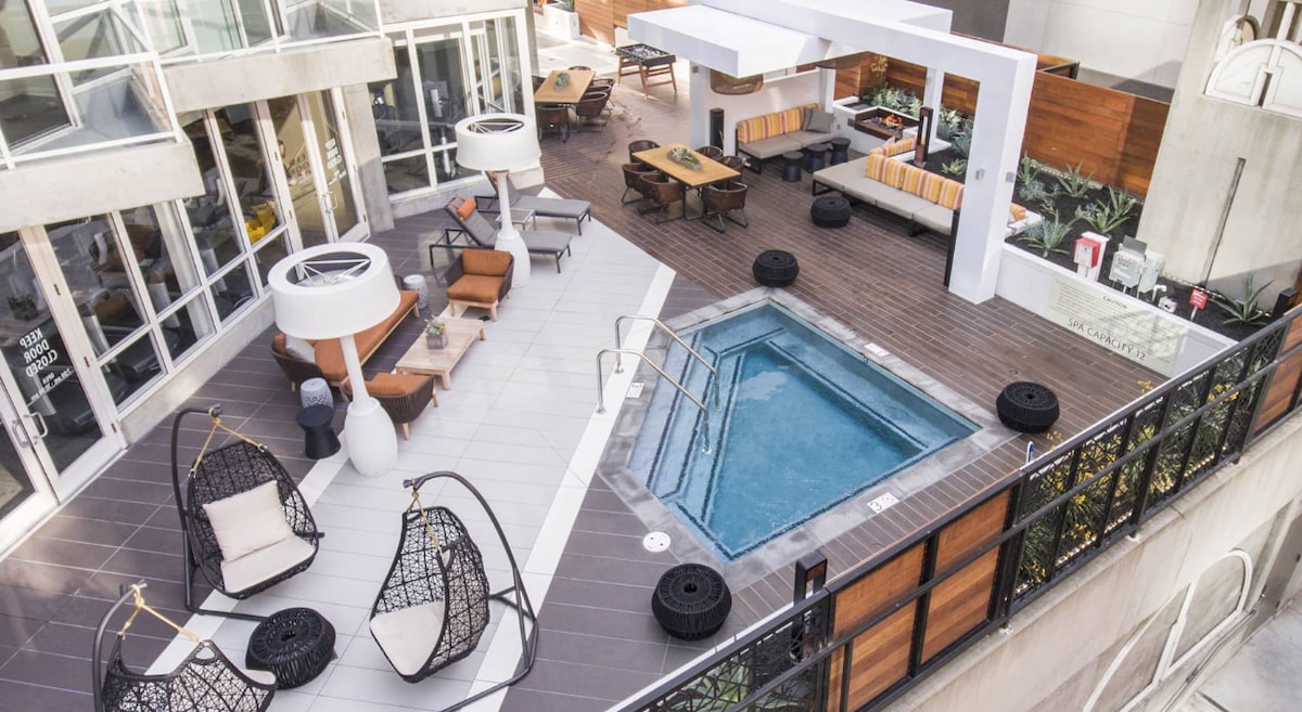 Heart of SF Condo with Jacuzzi
