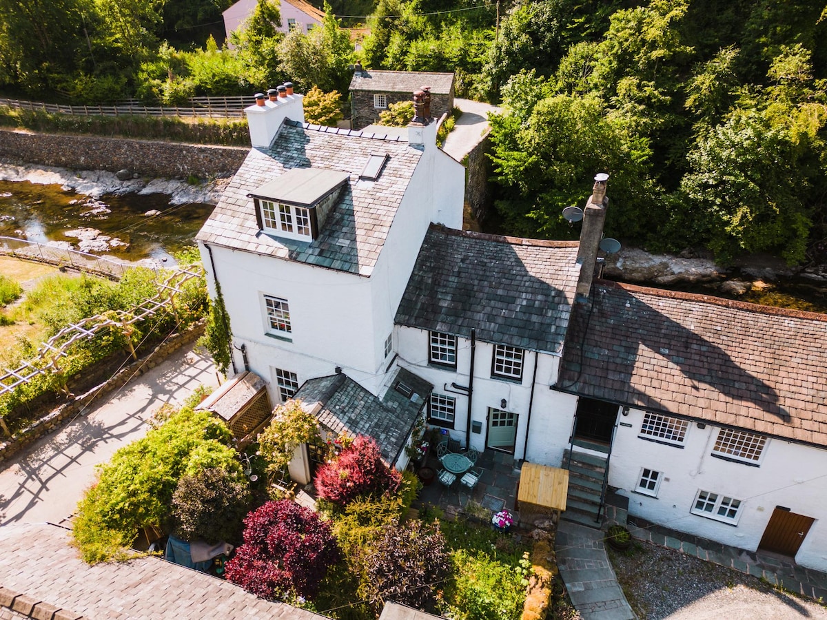 Bridge Cottage Keswick - riverside with parking