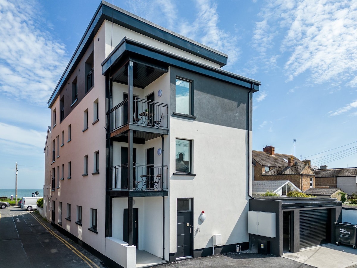 Top Floor Apartment w/ Sea Views