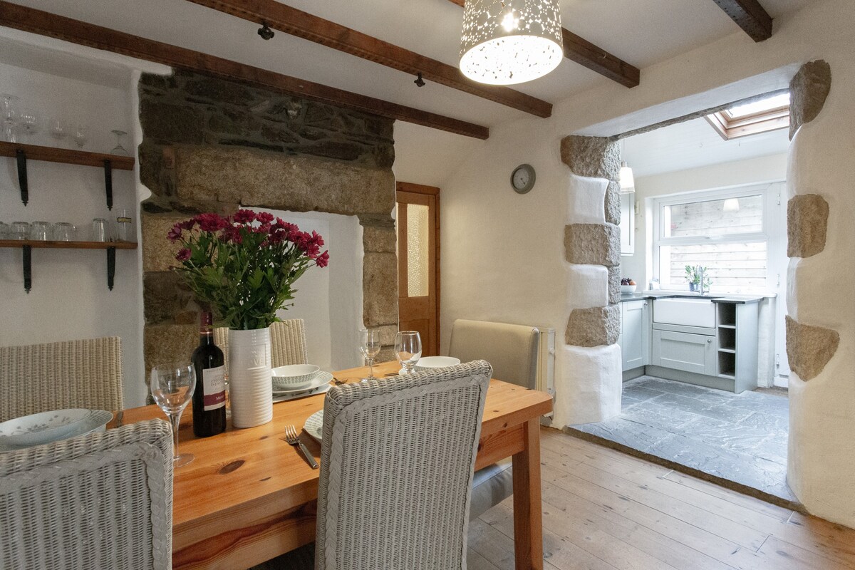 Primrose Cottage by Porthleven and Lizard Holidays