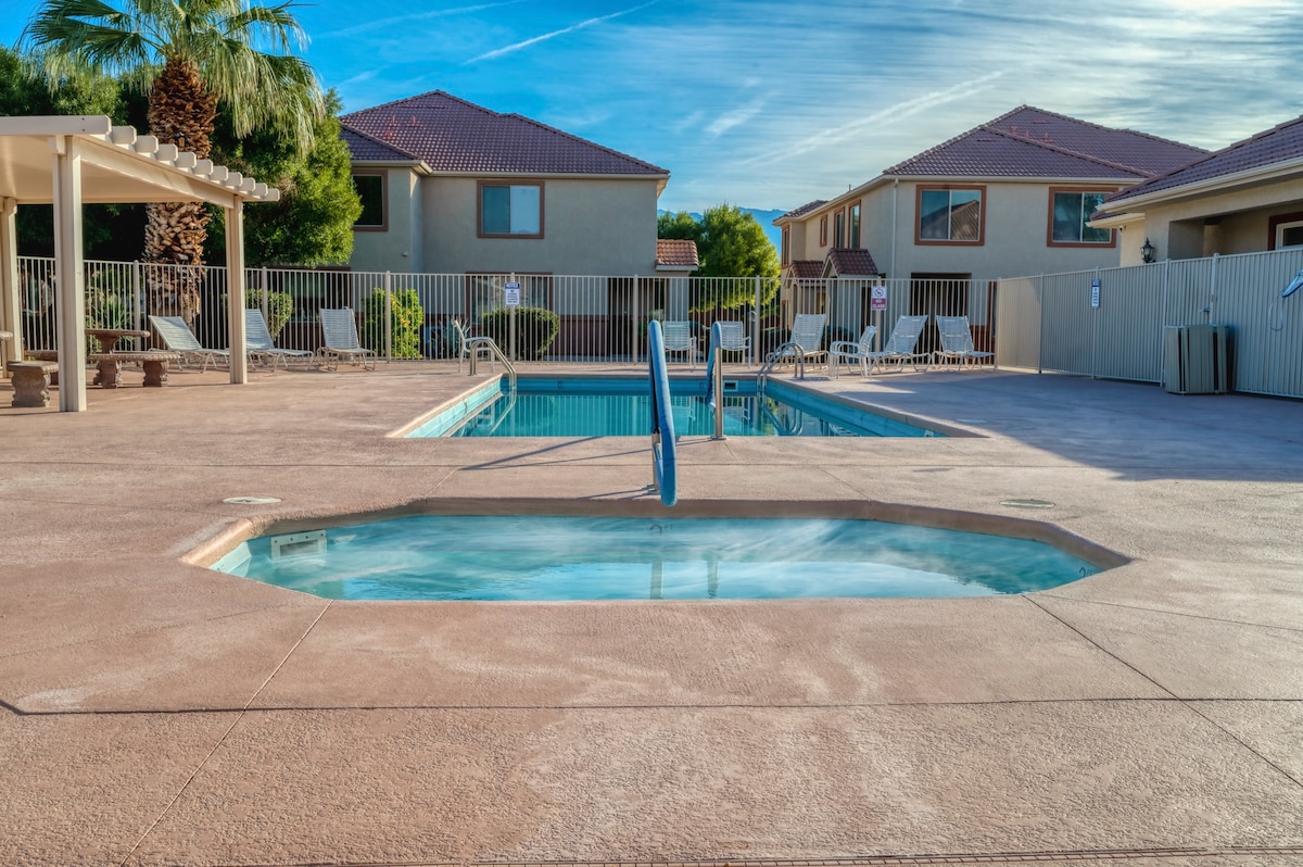 Mesquite 2BR Townhome with Pool & Gym Access