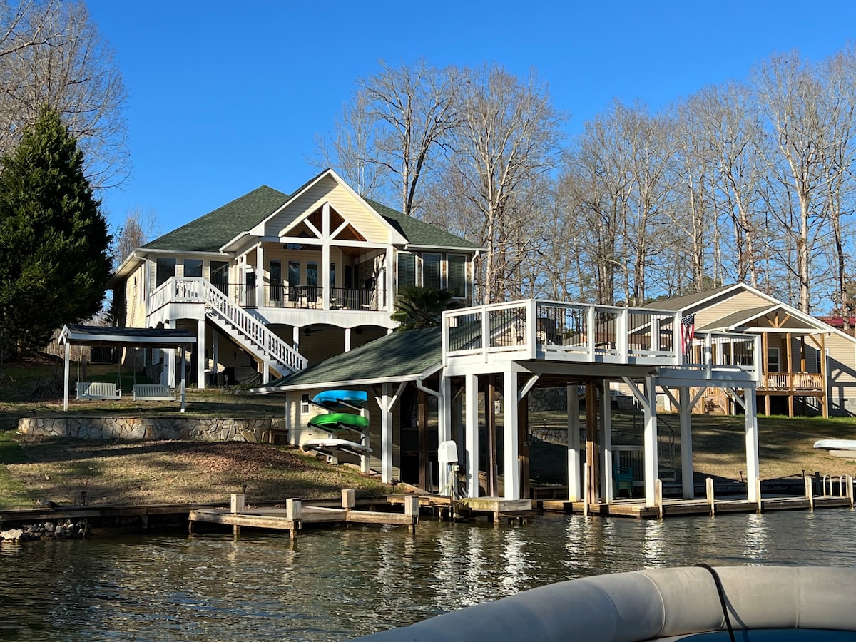 Lakefront, 7 bedrooms, boathouse