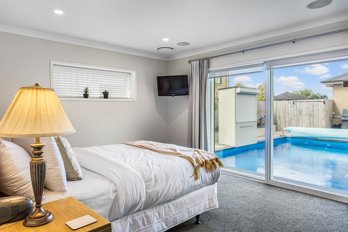 Jewel of Orewa with pool, spa and ocean views