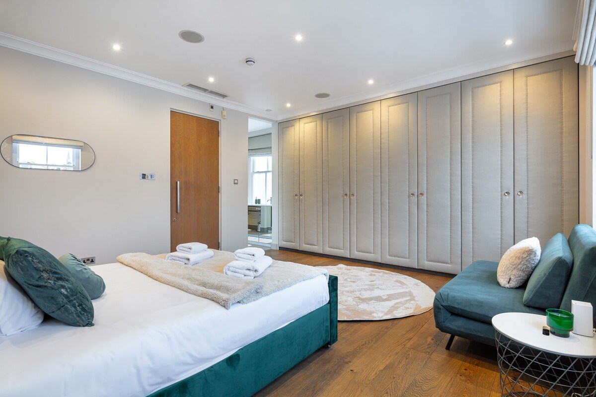 *| LUX Splendid AirCon Triplex House in Chelsea |*