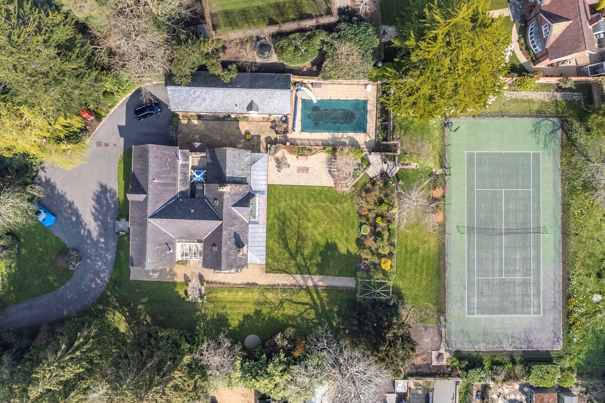 Garth Lodge - Tennis Court, Pool & Gym