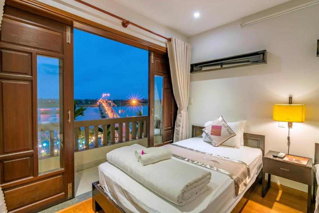 Double balcony with  view river,p