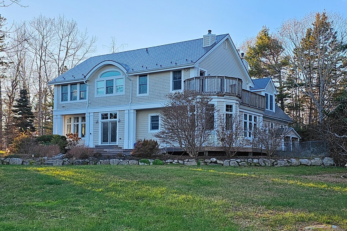 Gorgeous oceanfront family home