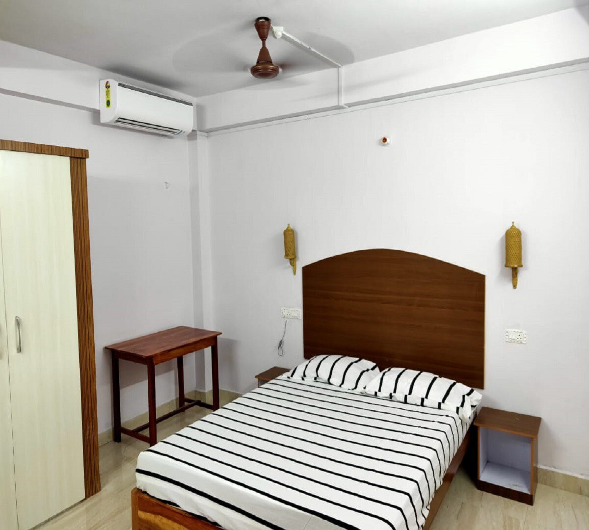 Deluxe Room / Aashrey Bed and Breakfast