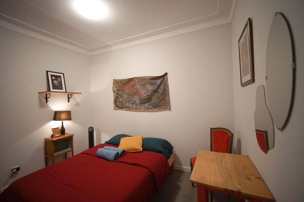 Vicent room A2, close to Lisbon Airport
