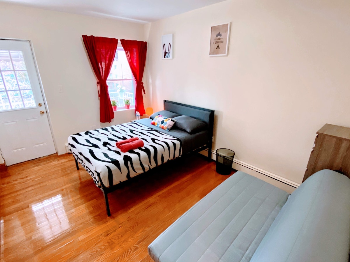 Bright bedroom with balcony by LGA airport