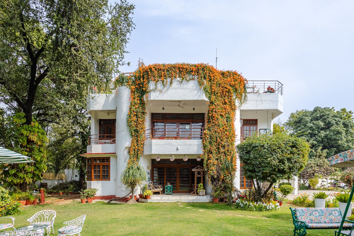 Relaxing oasis in lush greenery at Shiv Niwas