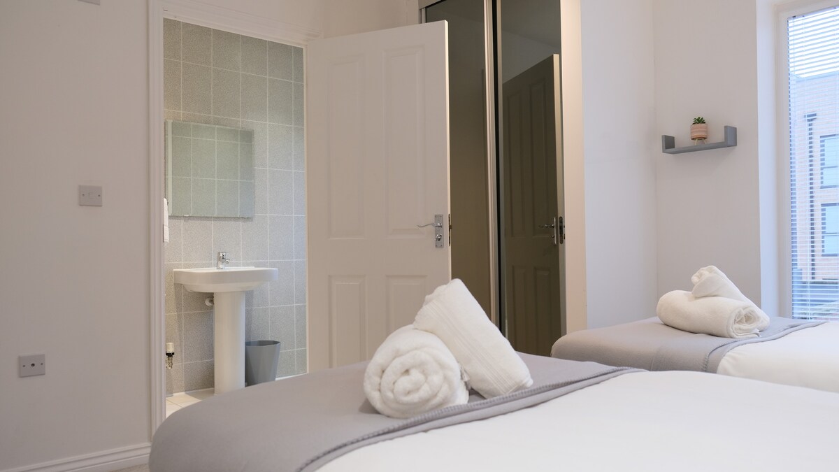 4 Bedroom 3.5 Bath House in City Centre - Sleeps 8