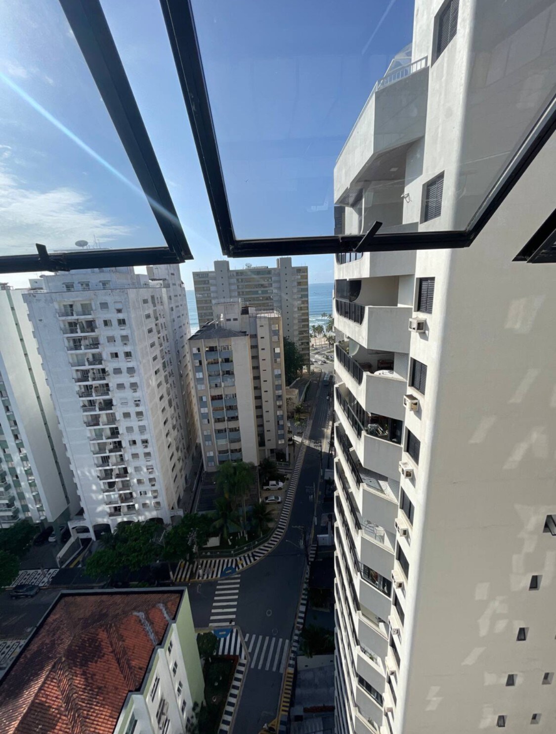 公寓GuarujáTowerIII-Piscina/2vagas/Serv.Praia/WiF