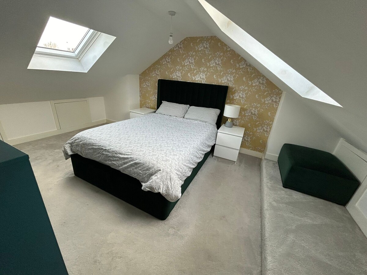 Double room in leafy house