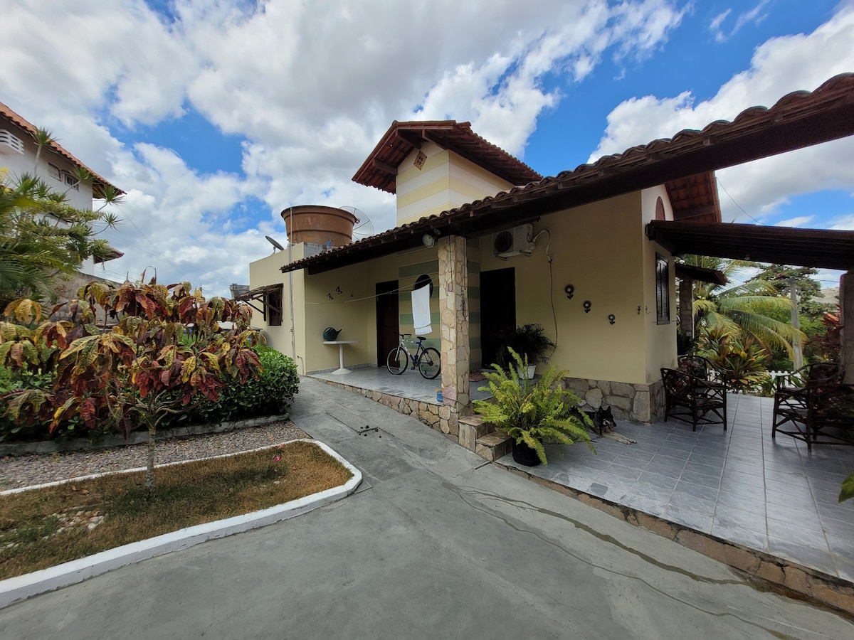 Casa encantadora em condomínio.