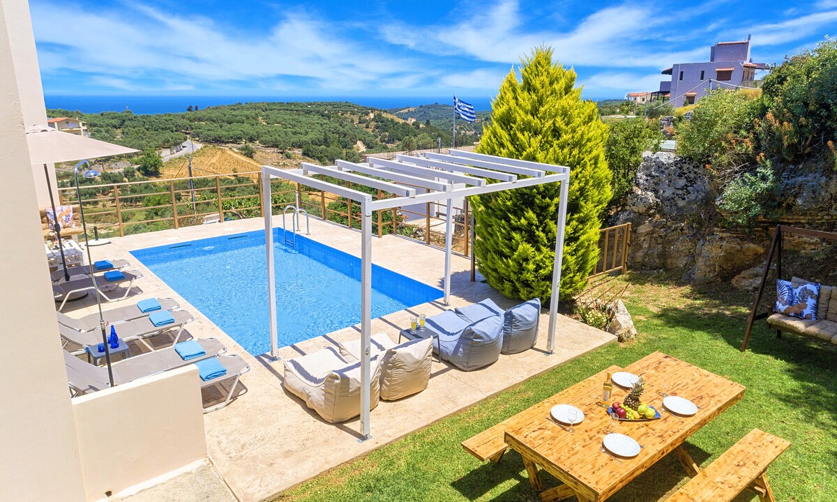克里坦阳光别墅（ Cretan Sunny Villa ）加热泳池