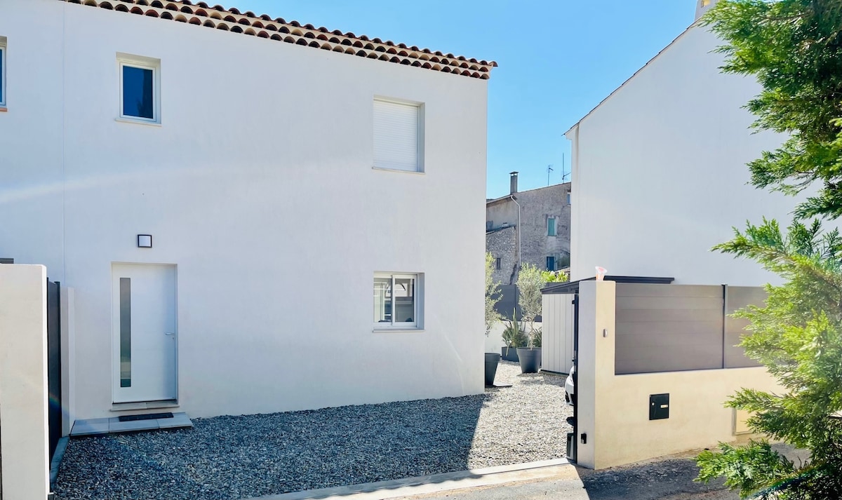 Maison moderne avec piscine, logement entier