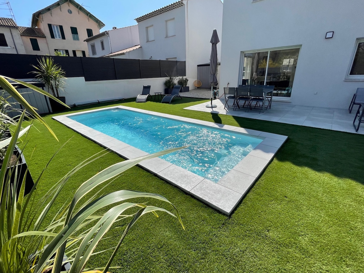 Maison moderne avec piscine, logement entier