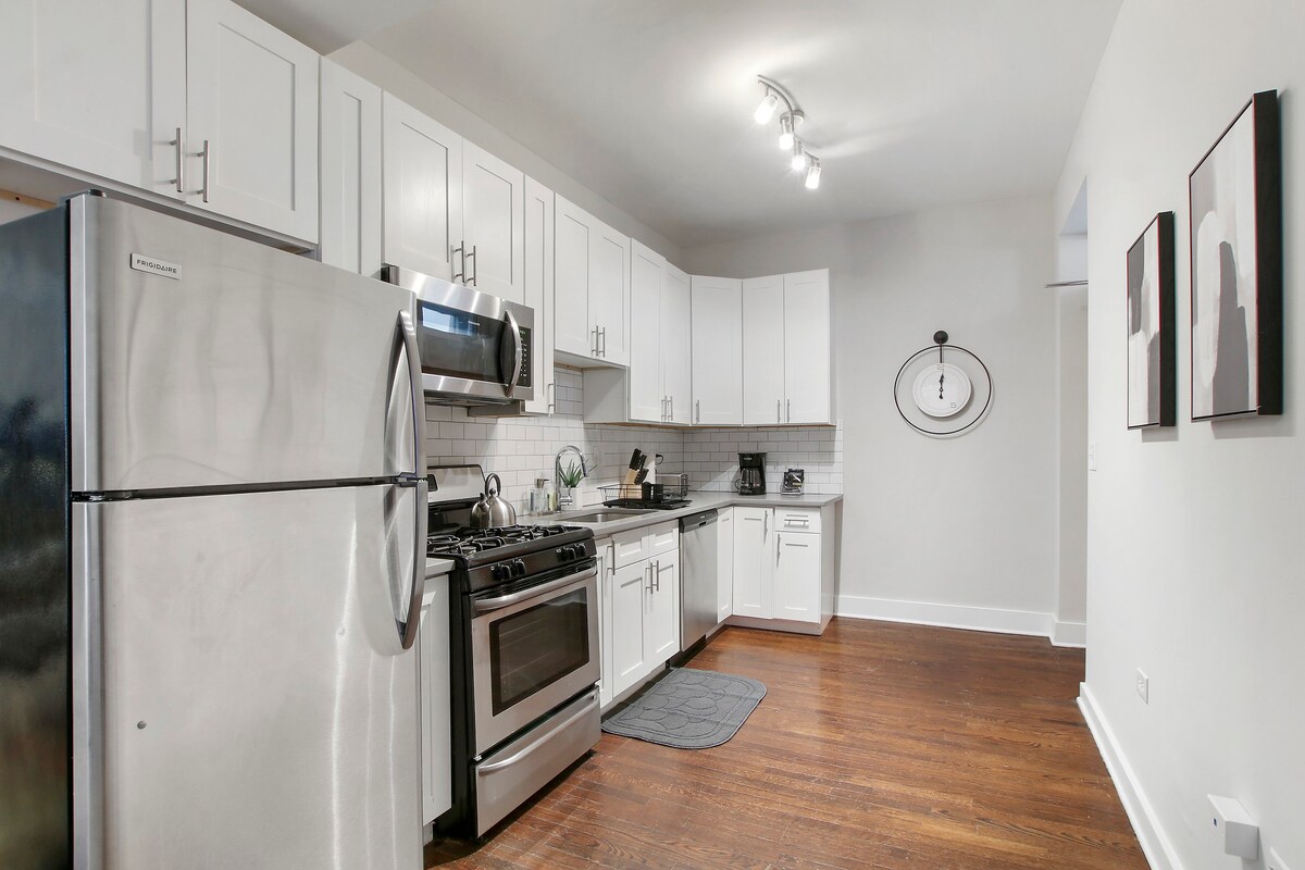 Enchanting 2BR Chicago Haven with In-unit Laundry