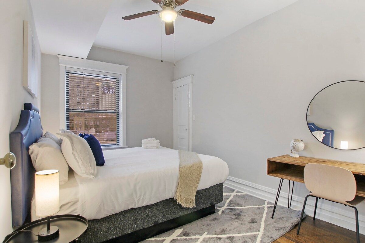 Enchanting 2BR Chicago Haven with In-unit Laundry
