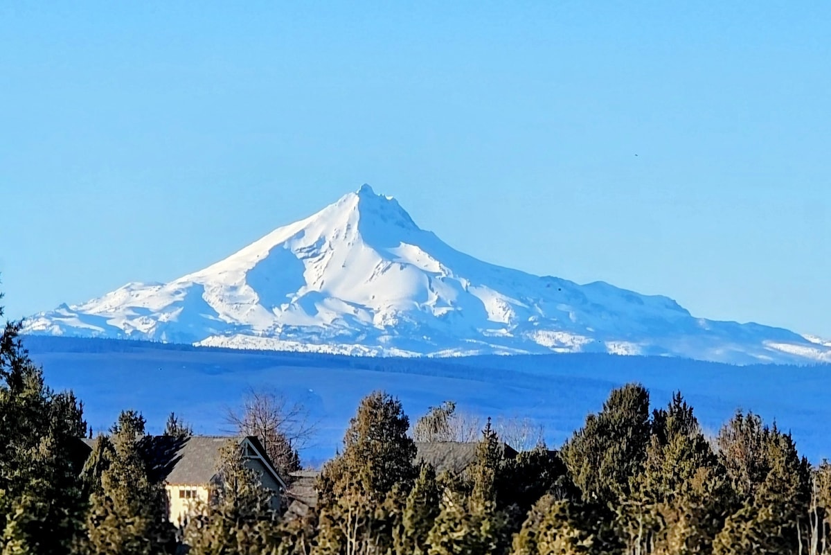 Ironstone Lodge - Luxury Living and Mountain Views