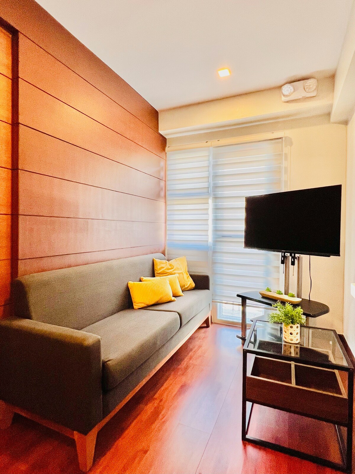 Spacious Deluxe Room near SMX and Ayala
