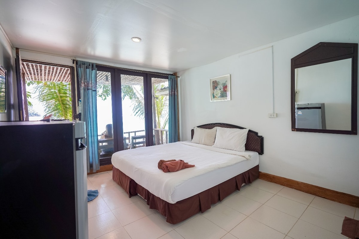 Seafront View Bungalow on Phi Phi Island