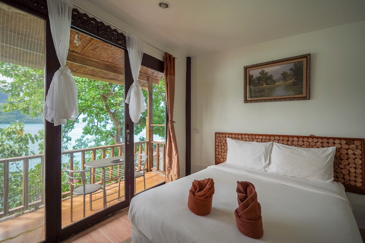 Seafront View Bungalow on Phi Phi Island