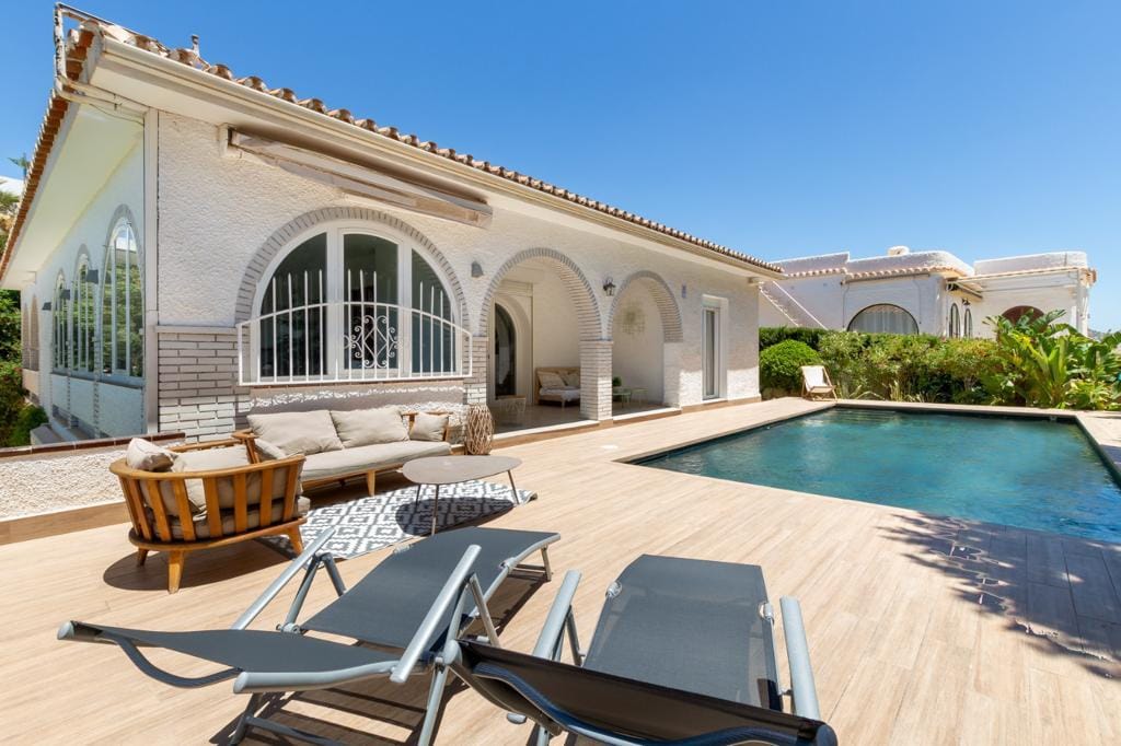 Villa con Piscina y vistas al mar