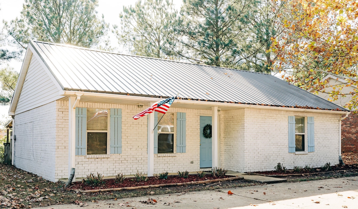 Modern Cottage on Old Taylor: Short Walk to Campus