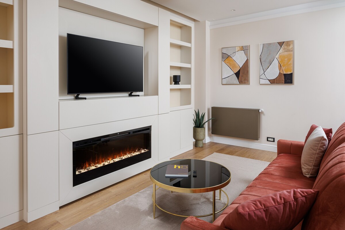 Skylark | Montreal Suite with Fireplace & View
