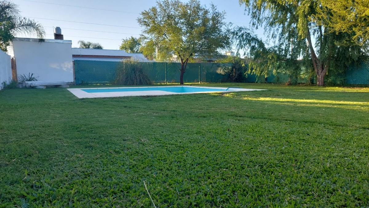 Casa en Funes. Pileta, Parrilla &  Parque.