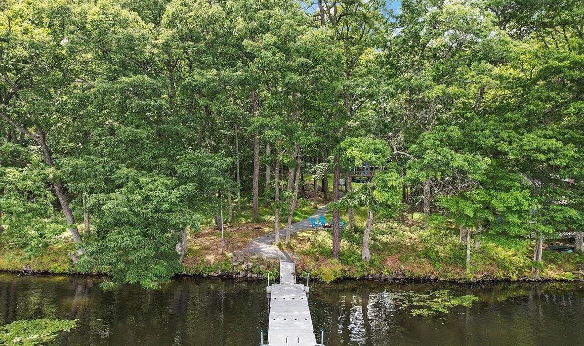 Dreamy Pet-Friendly Lakefront Getaway w/ Fireplace