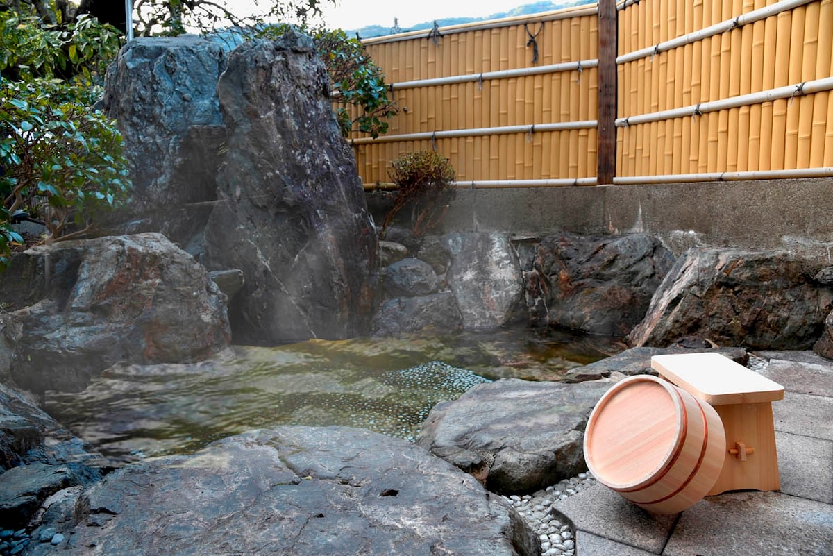 独栋别墅带露天温泉！/可眺望室外风景也可BBQ/配备4K投影仪/最多容纳10人/免费停车